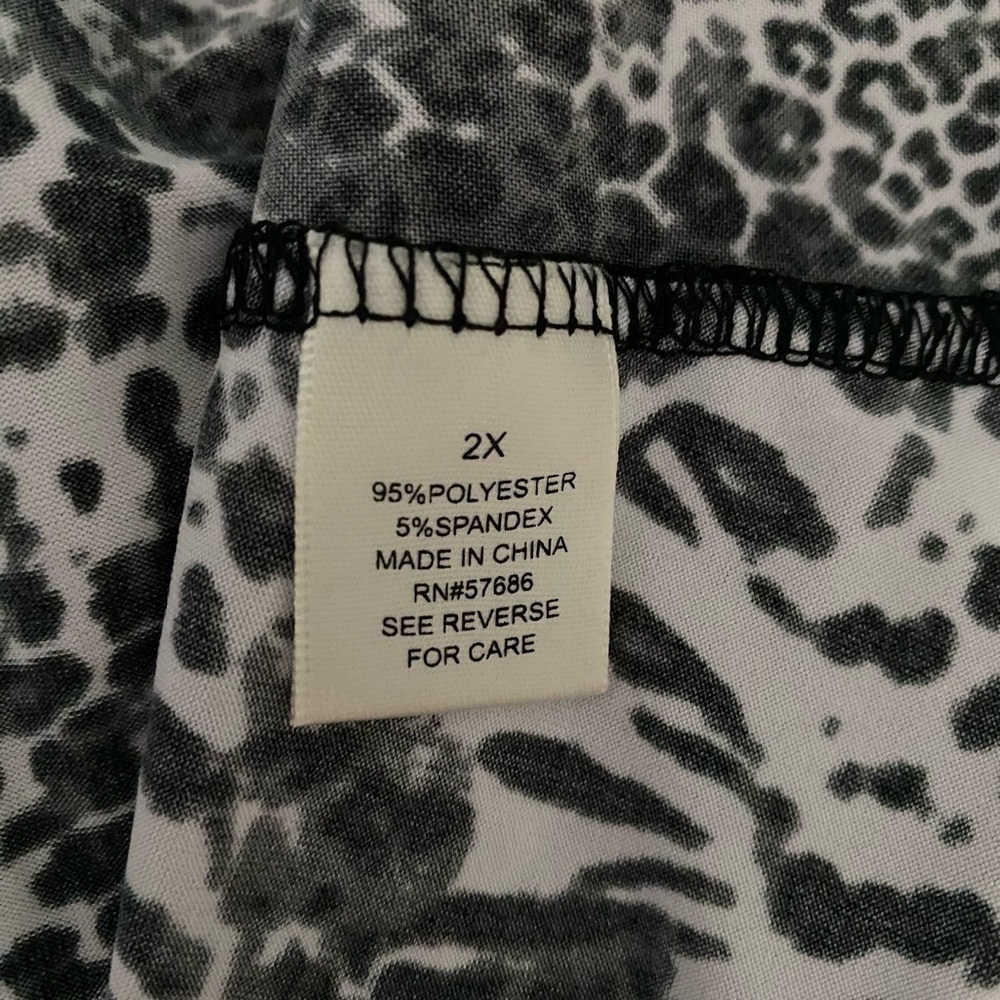 Purple Rain Women's Plus Size Black and White Ruched Front Blouse NWT Size 2X - Picture 9 of 9